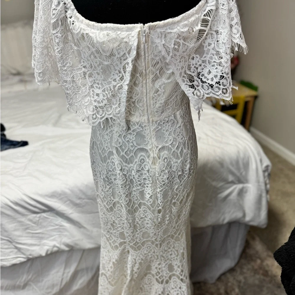 Manijuu White Lace Off-Shoulder Mermaid Gown – Size L - Picture 2 of 6
